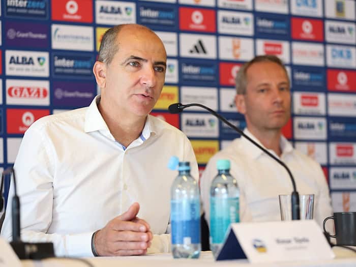 Alba-Sportdirektor Himar Ojeda (l) war beeindruckt vom Auftritt seines Teams in Malaga. (Archivbild) / Foto: Andreas Gora/dpa