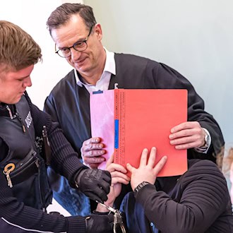 Der Angeklagte soll einen Polizisten getötet haben. (Archivbild) / Foto: Frank Hammerschmidt/dpa