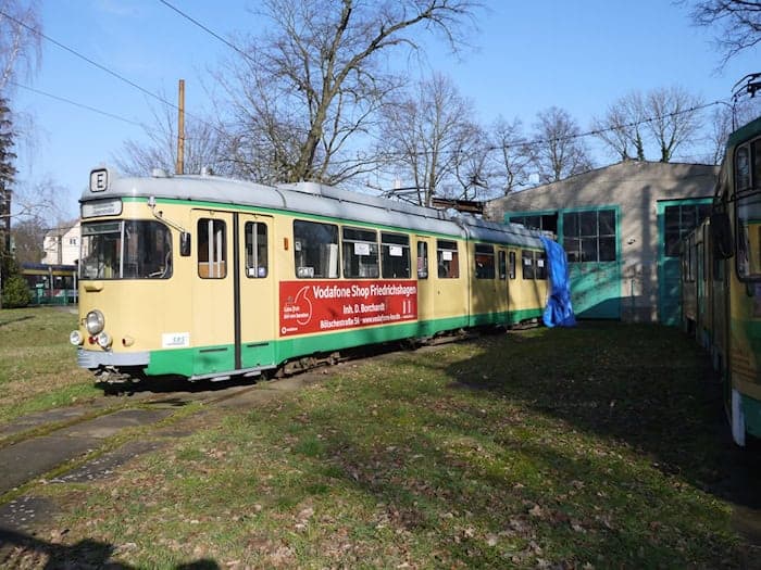 Alte Straßenbahn ist neues Denkmal – Marienkirche «bröckelt»