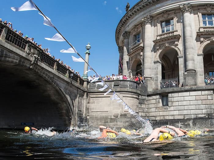 Der Verein Flussbad Berlin will weiter dafür kämpfen, dass das Schwimmen in der Spree wieder erlaubt wird. (Archivbild) / Foto: Paul Zinken/dpa