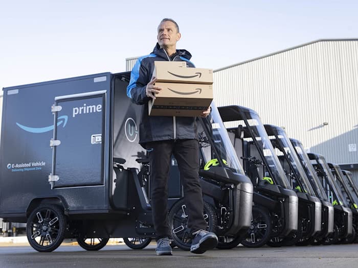 Amazon nimmt neue Zustellbasis mit Elektrorädern in Betrieb