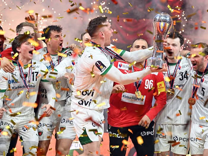 Lasse Andersson stemmt den Pokal in die Luft / Foto: Federico Gambarini/dpa