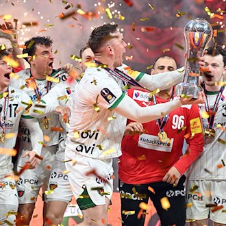Lasse Andersson stemmt den Pokal in die Luft / Foto: Federico Gambarini/dpa