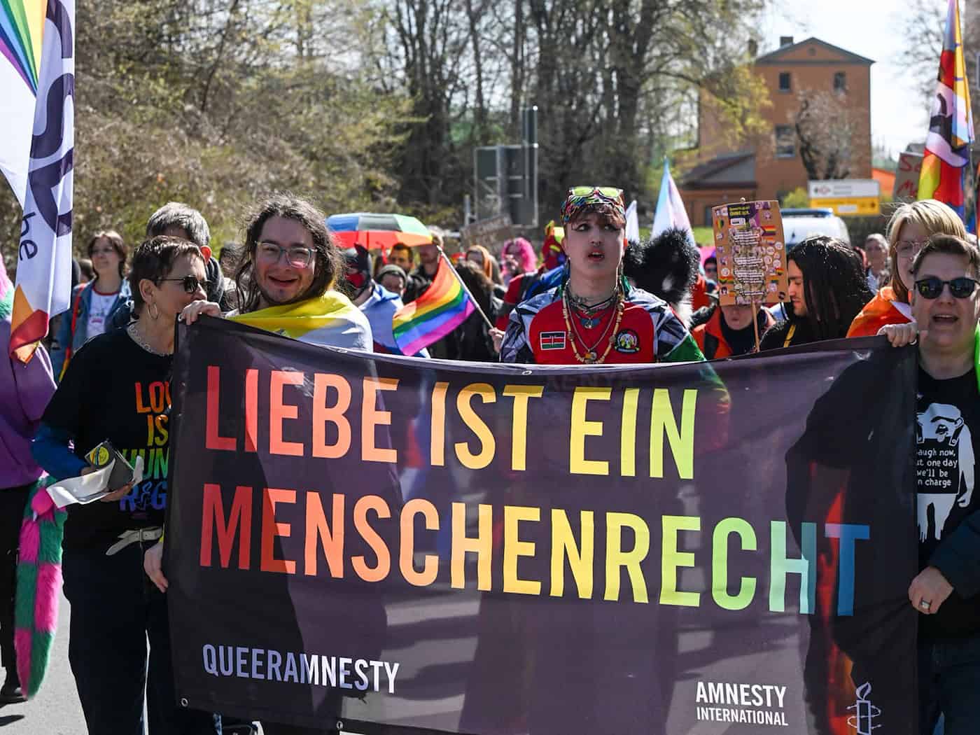 «Liebe ist ein Menschenrecht»: Unter diesem Motto laufen rund 100 Menschen durch Angermünde. / Foto: Jens Kalaene/dpa