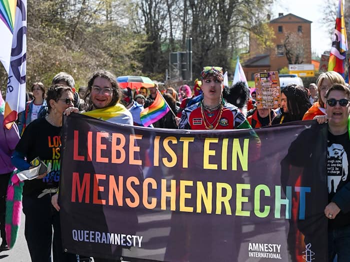 «Liebe ist ein Menschenrecht»: Unter diesem Motto laufen rund 100 Menschen durch Angermünde. / Foto: Jens Kalaene/dpa