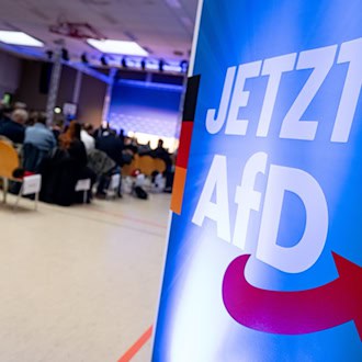 Personen nehmen am Parteitag der AfD Berlin mit Wahl der Landesliste für die Wahl zum Abgeordnetenhaus 2026. (Archivbild) / Foto: Fabian Sommer/dpa