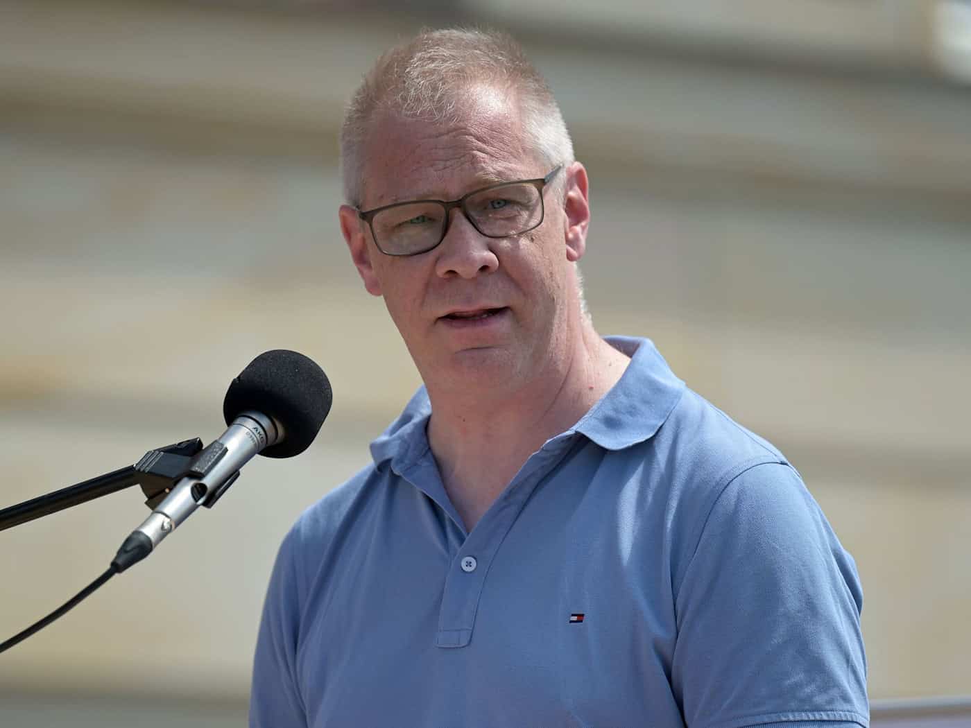 Der Antisemitismusbeauftragte Andreas Büttner ist geschockt, dass zwei Bekannte in Verdacht stehen, den Brandanschlag im Januar auf seinem Grundstück verübt zu haben. (Archivbild)   / Foto: Michael Bahlo/dpa