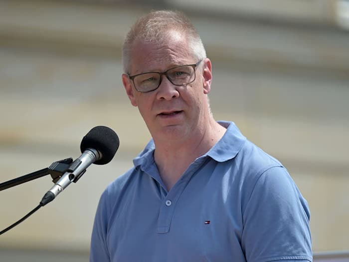 Der Antisemitismusbeauftragte Andreas Büttner ist geschockt, dass zwei Bekannte in Verdacht stehen, den Brandanschlag im Januar auf seinem Grundstück verübt zu haben. (Archivbild)   / Foto: Michael Bahlo/dpa