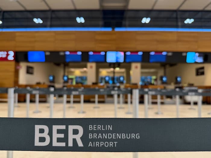 Passagiere sollten sich vorab über ihren Flugstatus informieren. (Symbolbild) / Foto: Julian Degler/dpa