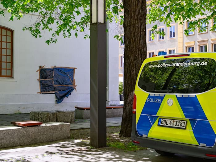 Die Synagoge in Cottbus wurde mit einem Hakenkreuz beschmiert, das vor der Entfernung zunächst abgeklebt wurde.  / Foto: Patrick Pleul/dpa