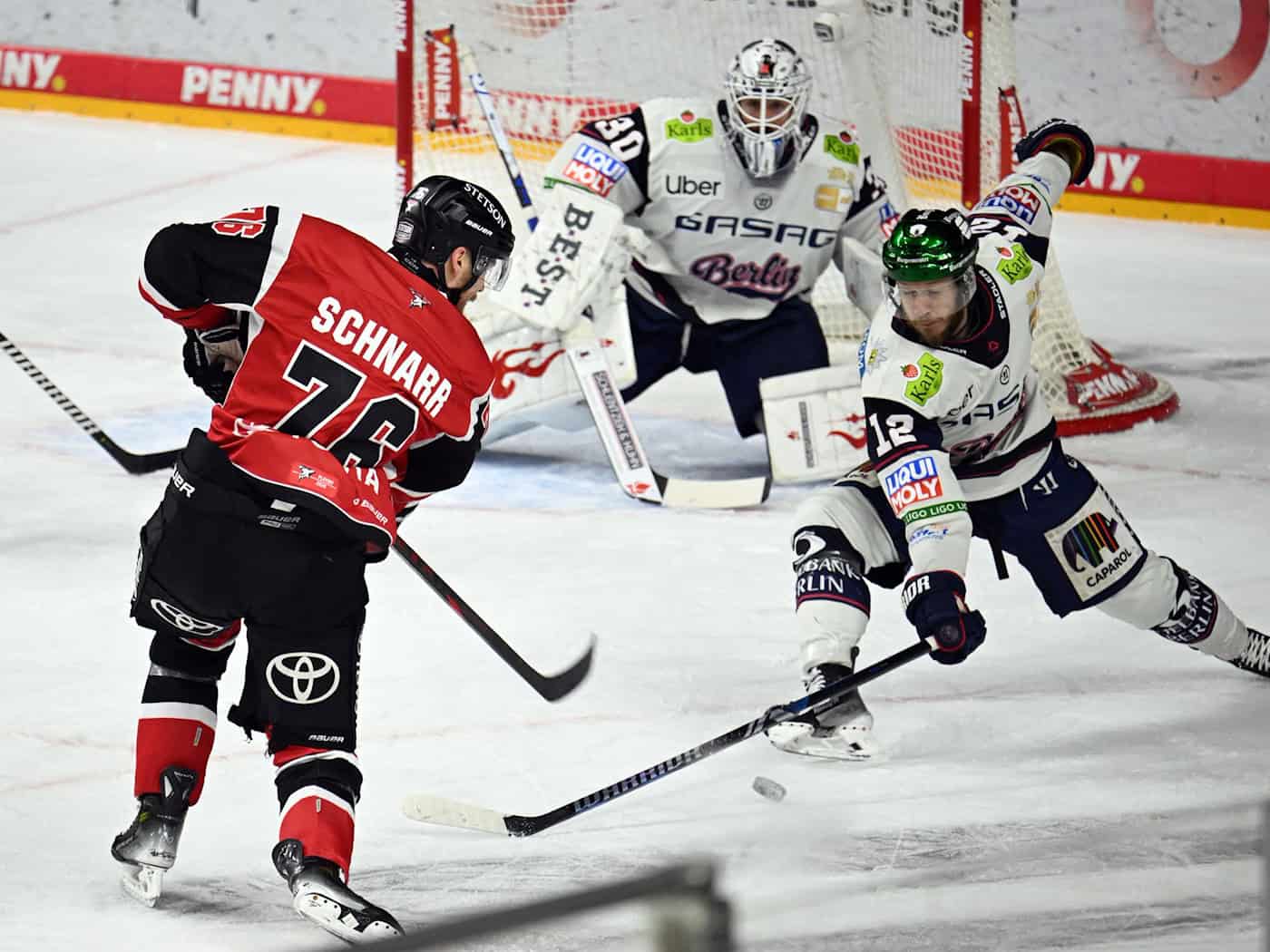 Die Eisbären Berlin lieferten sich mit den Kölner Haien einen richtigen Playoff-Fight. / Foto: Federico Gambarini/dpa