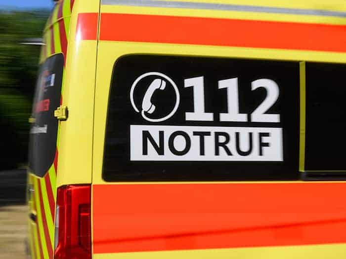 Feuerwehrleute befreien eine eingeklemmte Person nach einem Autounfall. (Symbolbild) / Foto: Patrick Pleul/dpa