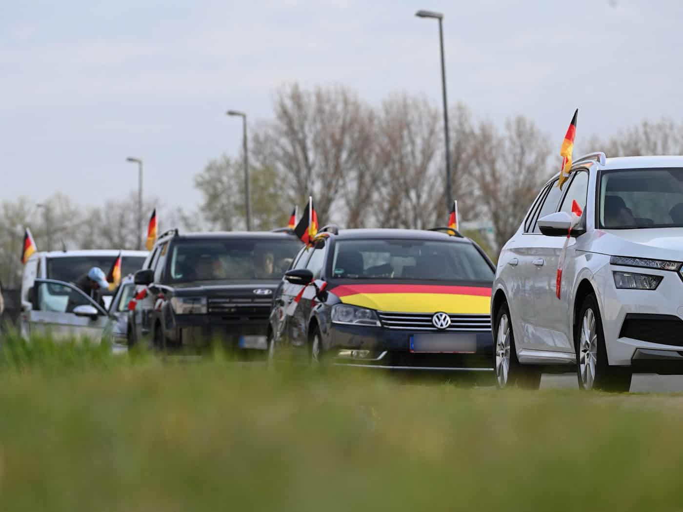 Bei der Abfahrt in Emden kamen etwa zwei Dutzend Fahrzeuge zusammen. / Foto: Lars Penning/dpa