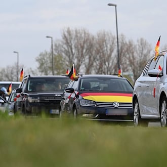 Bei der Abfahrt in Emden kamen etwa zwei Dutzend Fahrzeuge zusammen. / Foto: Lars Penning/dpa