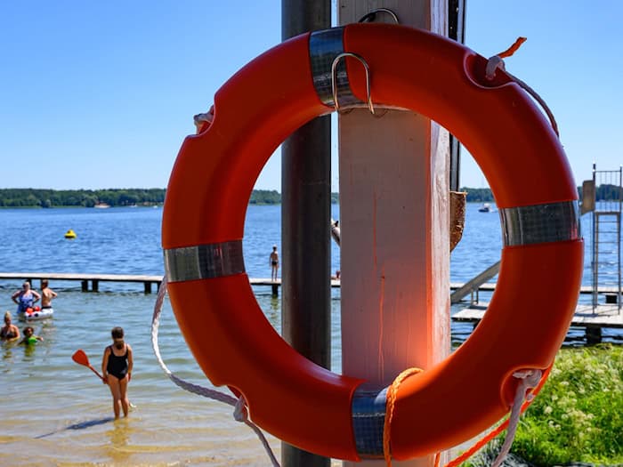 «Pack die Badehose ein» -  im Mai geht die Saison an Seen und in Freibädern los. (Archivbild) / Foto: Patrick Pleul/dpa