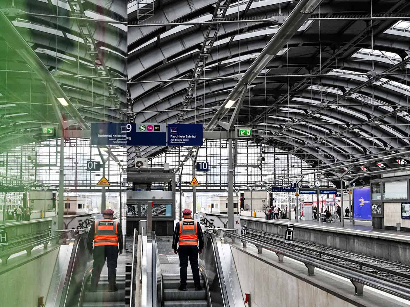 Die Deutsche Bahn will rund 50 Bahnhöfe in Berlin in den nächsten Wochen grundreinigen. (Archivbild) / Foto: Jens Kalaene/dpa