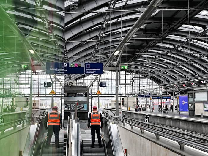 Die Deutsche Bahn will rund 50 Bahnhöfe in Berlin in den nächsten Wochen grundreinigen. (Archivbild) / Foto: Jens Kalaene/dpa
