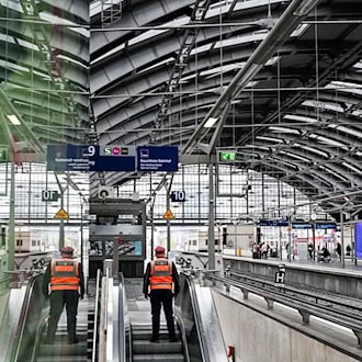 Die Deutsche Bahn will rund 50 Bahnhöfe in Berlin in den nächsten Wochen grundreinigen. (Archivbild) / Foto: Jens Kalaene/dpa