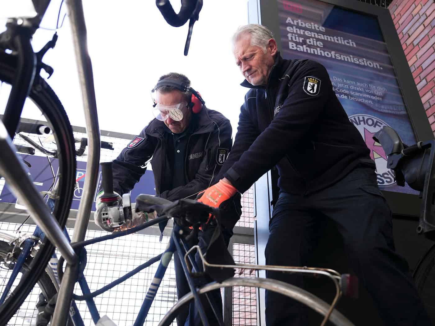 An den Berliner Bahnhöfen stehen rund 2.000 herrenlose Schrotträder nach Schätzungen der Deutschen Bahn. / Foto: Sven Kaeuler/dpa