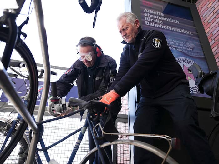 An den Berliner Bahnhöfen stehen rund 2.000 herrenlose Schrotträder nach Schätzungen der Deutschen Bahn. / Foto: Sven Kaeuler/dpa