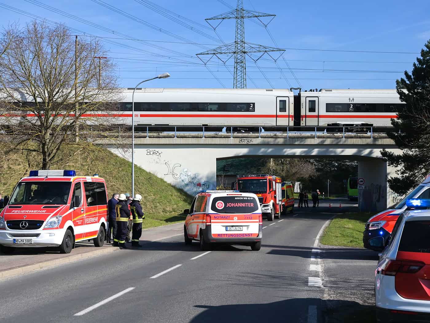 Nach dem Oberleitungsschaden bei Zahna-Elster läuft der Bahnverkehr wieder weitgehend stabil. / Foto: Heiko Rebsch/dpa