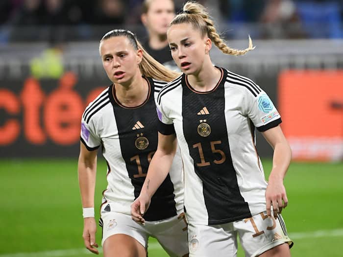 Klara Bühl und Giulia Gwinn (r) könnten in den nächsten Wochen zurückkehren. (Archivbild) / Foto: Sebastian Christoph Gollnow/dpa