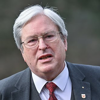 Er wurde auch «Mr. Tesla» genannt: Ex-Wirtschaftsminister Jörg Steinbach. (Archivbild) / Foto: Patrick Pleul/dpa