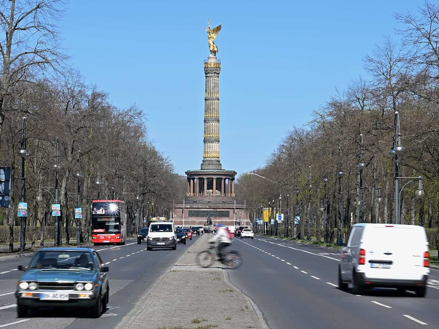 Die Hofjägerallee in Berlin-Tiergarten soll bald in Helmut-Kohl-Allee umbenannt werden. / Foto: Michael Brandt/dpa