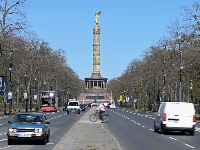 Die Hofjägerallee in Berlin-Tiergarten soll bald in Helmut-Kohl-Allee umbenannt werden. / Foto: Michael Brandt/dpa