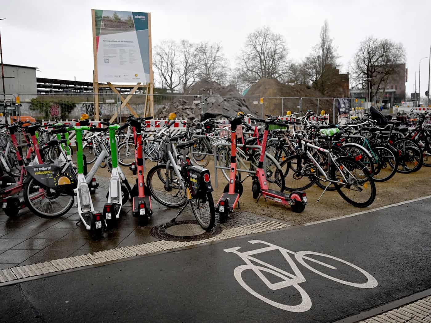 Am S-Bahnhof Schöneweide soll 2027 ein neues Fahrradparkhaus in Betrieb gehen.  / Foto: Britta Pedersen/dpa