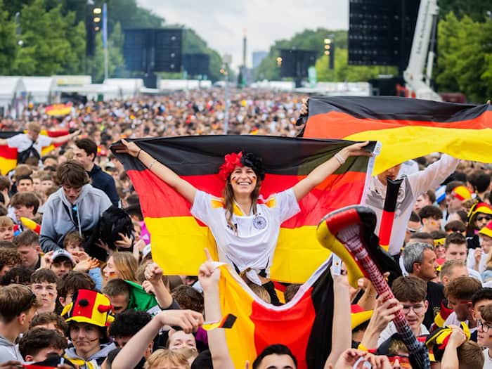 Fußball-Fans in Berlin können sich auch bei WM-Spielen am späten Abend auf Puclic Viewing freuen.  / Foto: Christoph Soeder/dpa