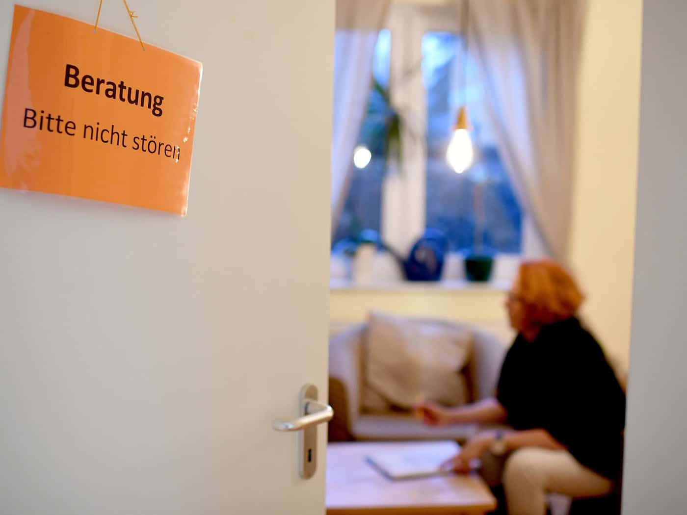 Einrichtungen wie Frauenhäuser sollen in Berlin Hilfe beim Umgang mit digitaler Gewalt bekommen. (Symbolbild)  / Foto: Britta Pedersen/dpa-Zentralbild/dpa-tmn