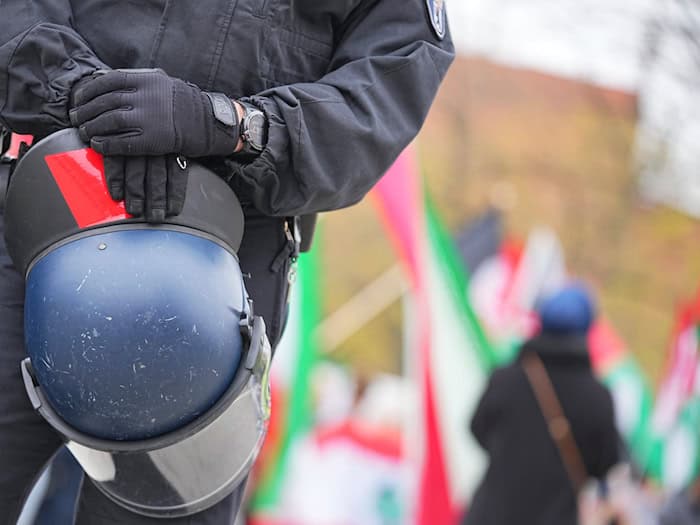 Bei Demonstrationen in Berlin gelten ab sofort strengere Auflagen. (Symbolbild) / Foto: Sven Kaeuler/dpa