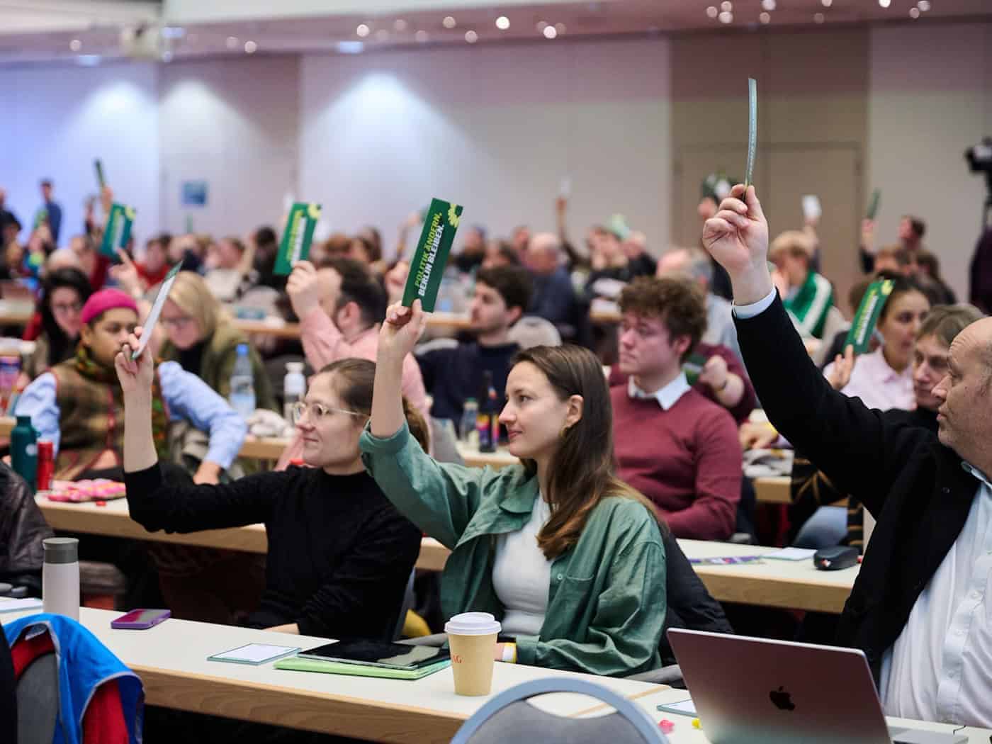 Bei einer Mitgliederversammlung der Grünen können deutlich mehr Parteianhänger abstimmen als bei normalen Parteitagen. (Archivbild) / Foto: Annette Riedl/dpa