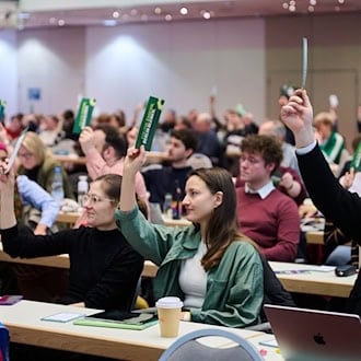 Bei einer Mitgliederversammlung der Grünen können deutlich mehr Parteianhänger abstimmen als bei normalen Parteitagen. (Archivbild) / Foto: Annette Riedl/dpa