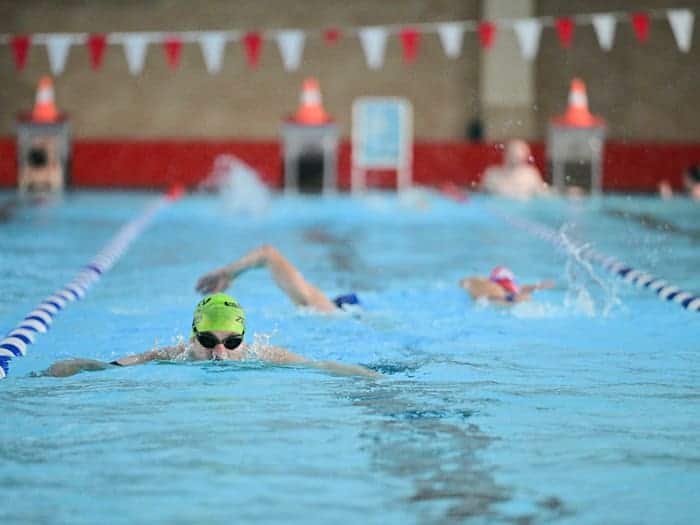 Die reguläre Wassertemperatur in allen Berliner Hallenbädern wird von 26 auf 27 Grad erhöht. / Foto: Sebastian Gollnow/dpa