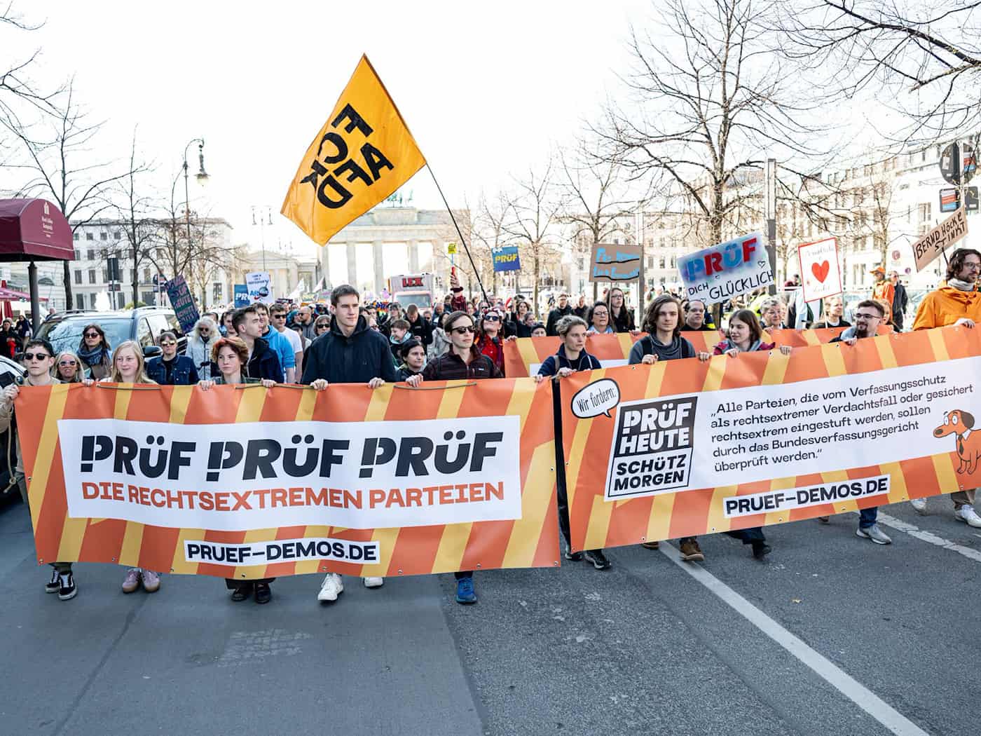 Die Berliner «PRÜF»-Demo bringt 1.000 Teilnehmer auf die Straße. / Foto: Fabian Sommer/dpa