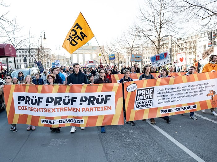 Berlin: Rund 1.000 bei PRÜF-Demonstration fordern Prüfung rechtsextremer Parteien