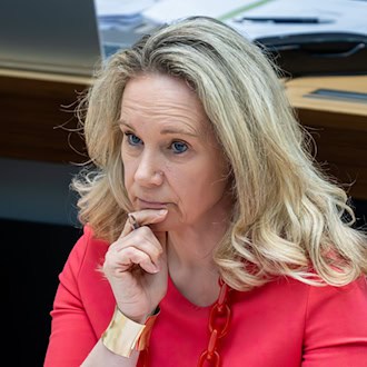 Berlins Kultursenatorin Sarah Wedl-Wilson (parteilos) ist wegen der umstrittenen Vergabe von Fördermitteln an Projekte gegen Antisemitismus unter Druck.  / Foto: Soeren Stache/dpa