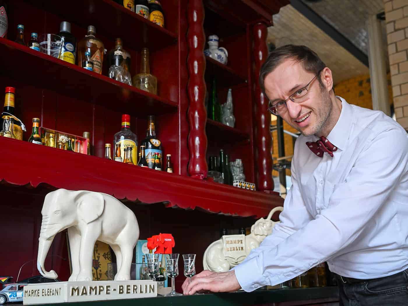 Löhlein übernahm 2020 die Mampe Manufaktur. / Foto: Jens Kalaene/dpa