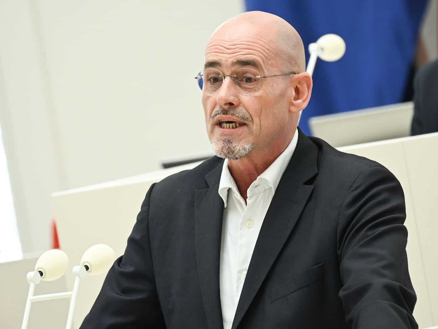 Niels-Olaf Lüders fordert effektivere Maßnahmen zur Senkung der Spritpreise. (Archivbild) / Foto: Britta Pedersen/dpa