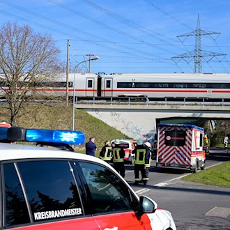Ein ICE steckte wegen eines Oberleitungsschadens in Sachsen-Anhalt fest. (Symbolbild) / Foto: Heiko Rebsch/dpa