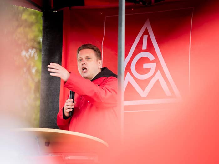 IG-Metall-Bezirksleiter Jan Otto ist mit dem Ergebnis der ersten Betriebsratswahlen in Berlin, Brandenburg und Sachsen zufrieden, einen Rechtsruck habe es nicht gegeben. (Archivbild) / Foto: Christoph Soeder/dpa