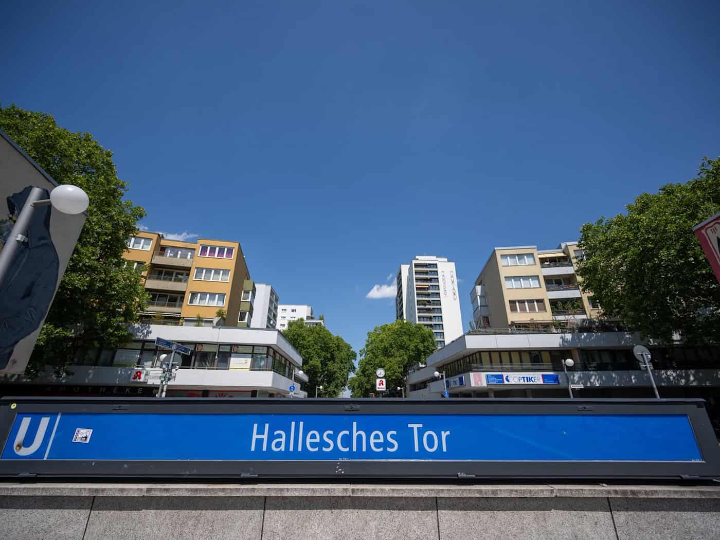 Der Platz in der Nähe des Halleschen Tors soll umbenannt werden. (Symbolbild) / Foto: Monika Skolimowska/dpa