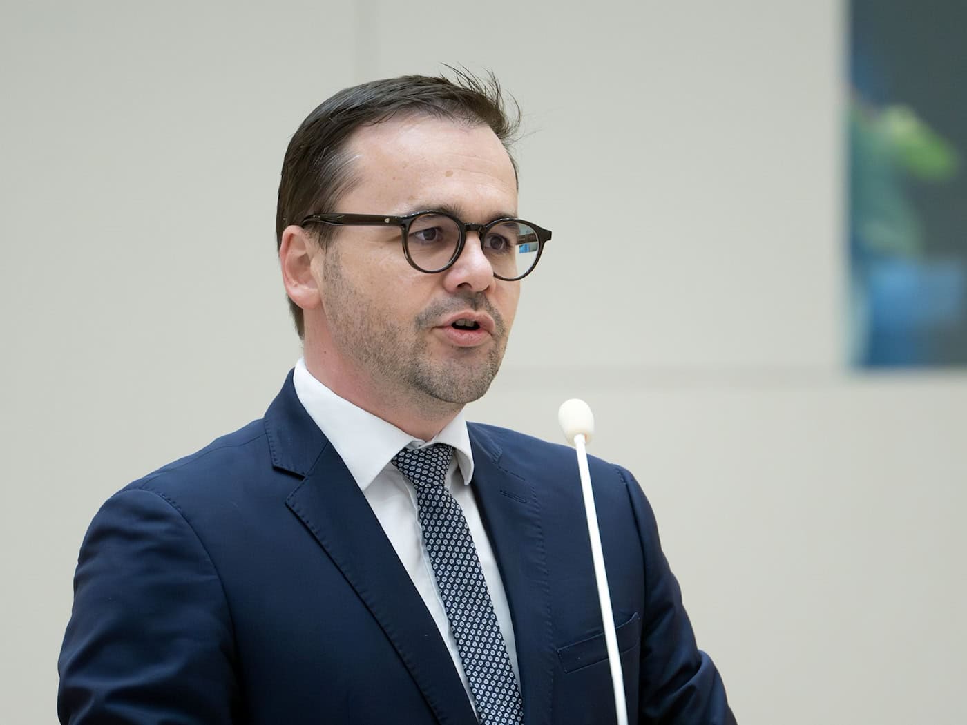 Brandenburgs Innenminister Jan Redmann wirbt für eine intelligente Videoüberwachung an unsicheren Orten (Archivbild). / Foto: Soeren Stache/dpa