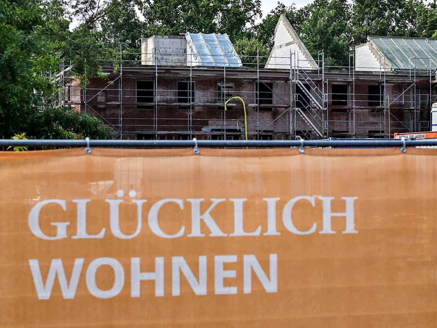 Brandenburgs Infrastrukturminister Robert Crumbach (SPD) nennt seine Ziele für die Wohnungspolitik (Archivbild).  / Foto: Jens Kalaene/dpa