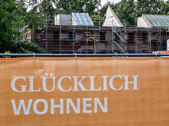 Brandenburgs Infrastrukturminister Robert Crumbach (SPD) nennt seine Ziele für die Wohnungspolitik (Archivbild).  / Foto: Jens Kalaene/dpa