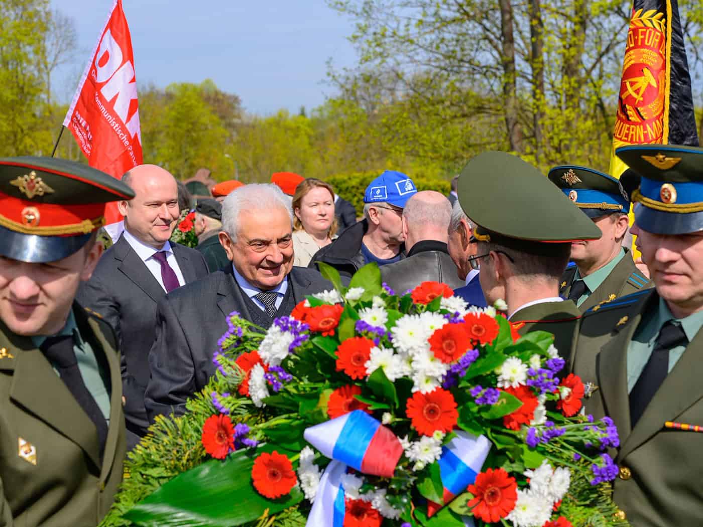 Der russische Botschafter Sergej Netschajew legt mit zahlreichen Gästen zum Gedenken am 81. Jahrestag der Schlacht auf den Seelower Höhen einen Kranz nieder.  / Foto: Patrick Pleul/dpa