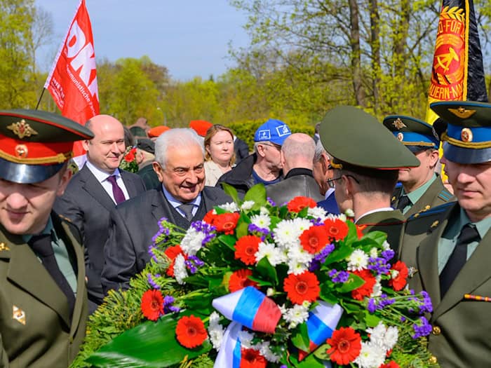 Der russische Botschafter Sergej Netschajew legt mit zahlreichen Gästen zum Gedenken am 81. Jahrestag der Schlacht auf den Seelower Höhen einen Kranz nieder.  / Foto: Patrick Pleul/dpa