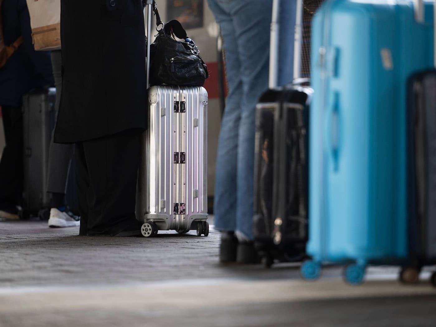 Ein kurzer Moment der Unaufmerksamkeit - und der Koffer ist weg. (Symbolbild) / Foto: Marijan Murat/dpa
